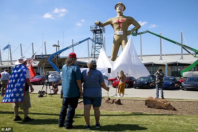 تمثال إيلون ماسك في تولسا أوكلاهوما