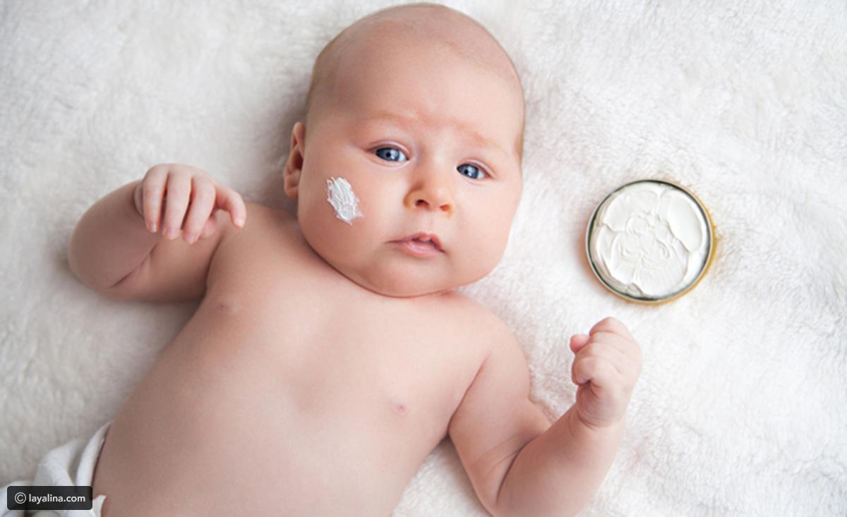 كيفية العناية ببشرة الطفل المولود في البداية
