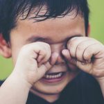 كيف نتعامل مع الطفل كثير البكاء؟